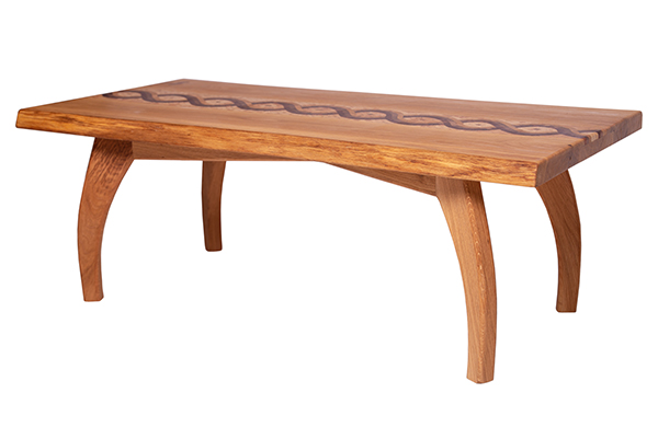 Дъбова маса направена изцяло от дъб със стилен плот.